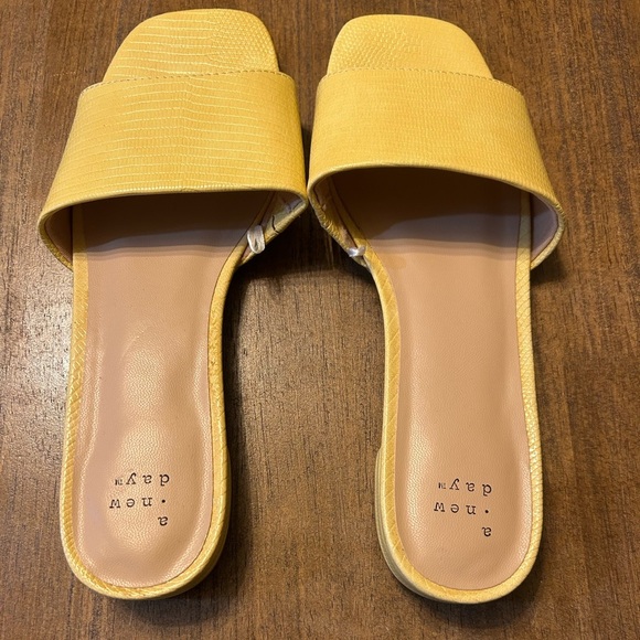 a new day Yellow Snakeskin Slip On Sandals Size 9 NWOT - Picture 2 of 6